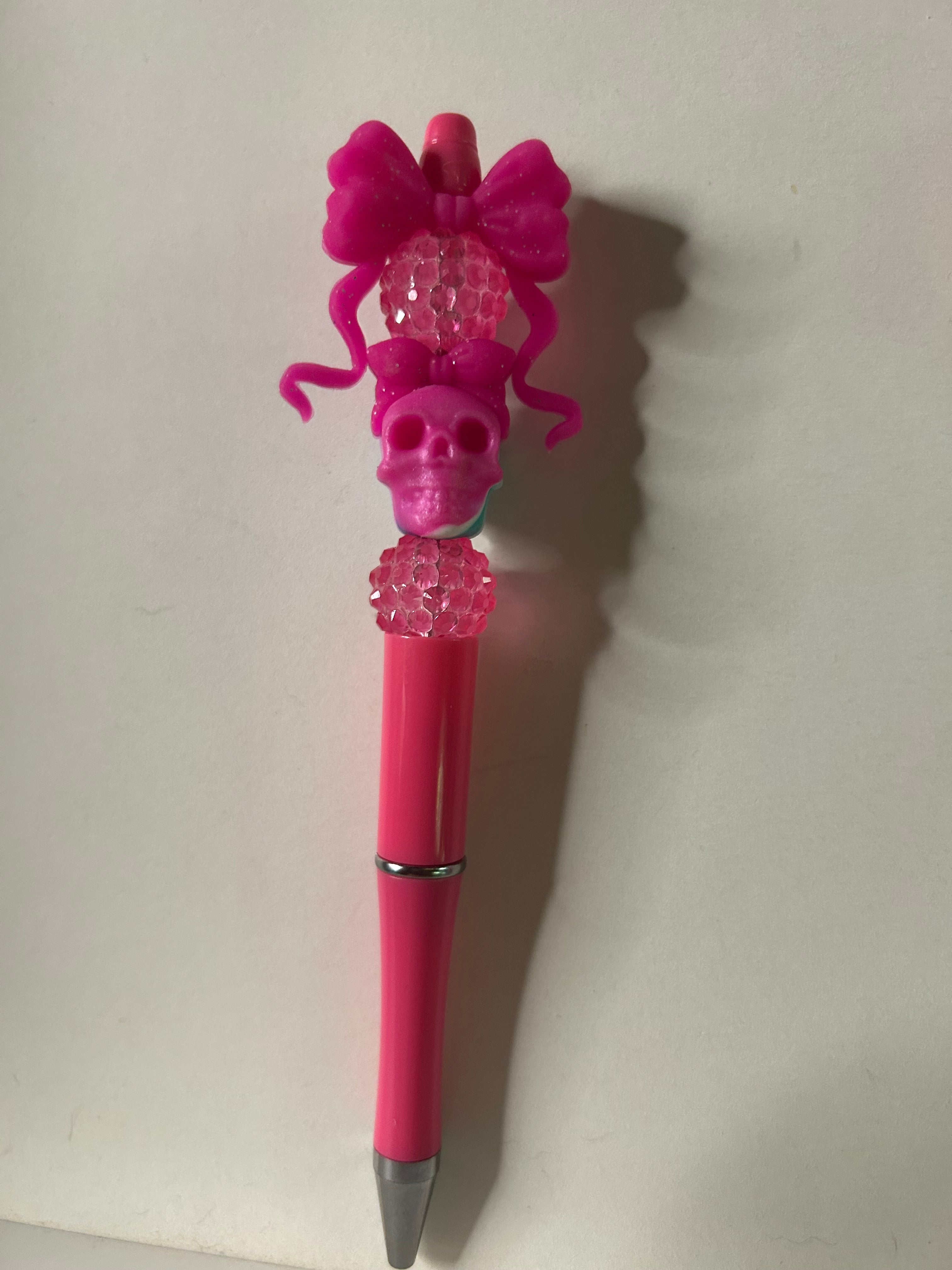 Pink skull bow pen